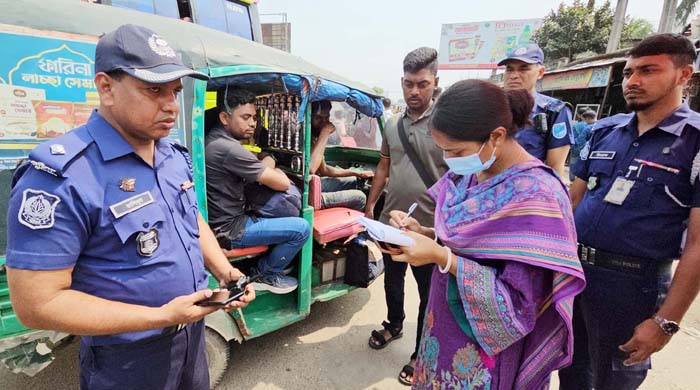  দৌলতদিয়ায় ভাড়ার অতিরিক্ত টাকা ফেরত প্রদান॥মোবাইল কোর্টে ৬ চালককে জরিমানা